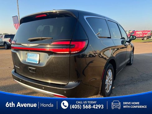 Used 2023 Chrysler Pacifica Touring-L FWD image 5
