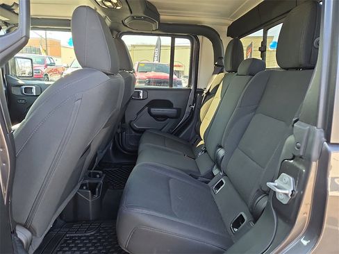 Used 2022 Jeep Gladiator Sport image 10