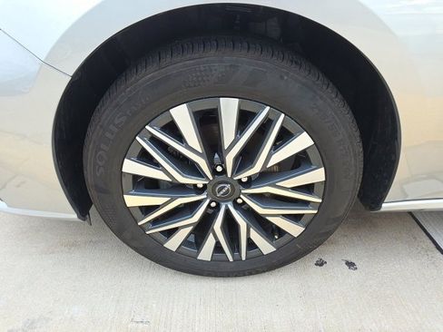 Used 2025 Nissan Altima 2.5 SV image 11