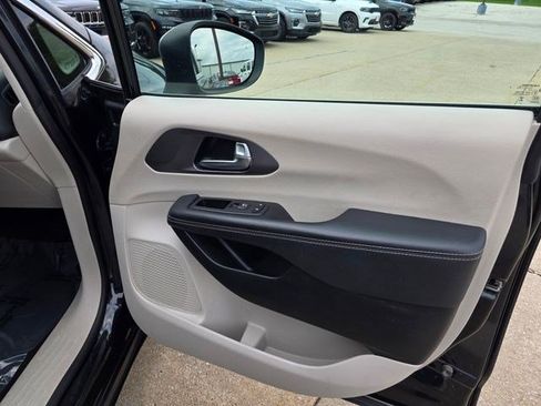 Certified 2023 Chrysler Pacifica Touring-L FWD image 18