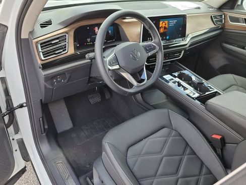 Used 2025 Volkswagen Atlas SE AWD/4WD image 25