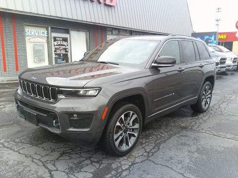 Used 2022 Jeep Grand Cherokee Overland w/ Luxury Tech Group IV AWD/4WD image 11
