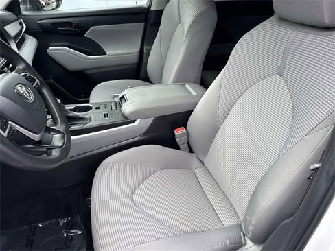 Used 2022 Toyota Highlander L image 21