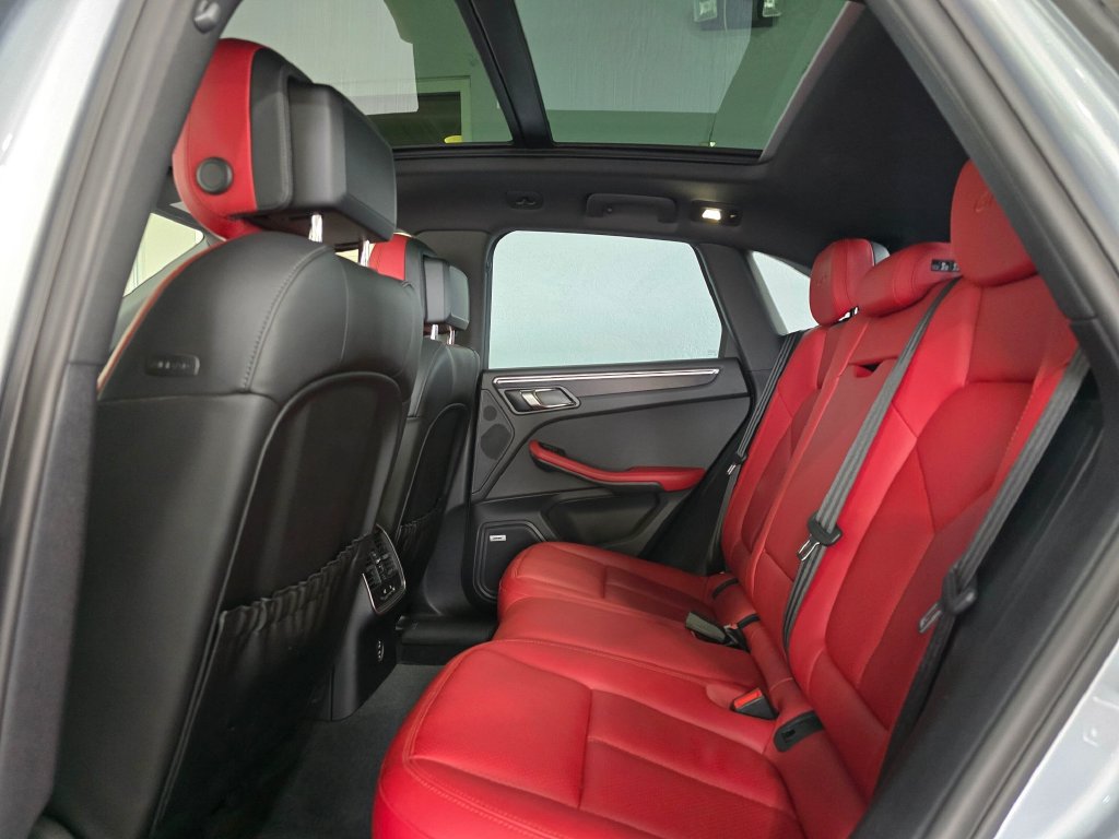 Used 2021 Porsche Macan GTS w/ Premium Package Plus (PF9) AWD/4WD image 25
