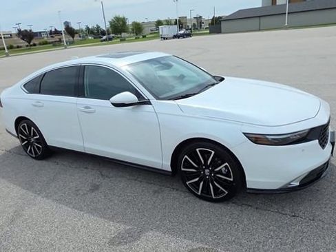 Used 2024 Honda Accord Touring image 3