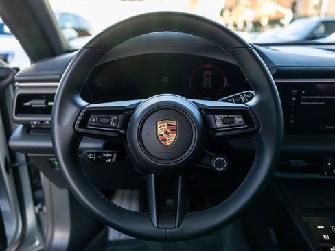 Certified 2025 Porsche Macan Electric image 6