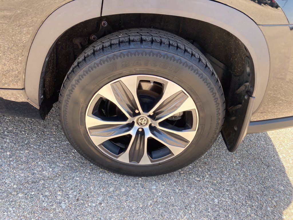Used 2021 Toyota Highlander XLE AWD/4WD image 68