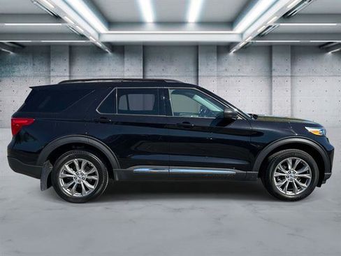 Used 2023 Ford Explorer XLT w/ Equipment Group 202A AWD/4WD image 3
