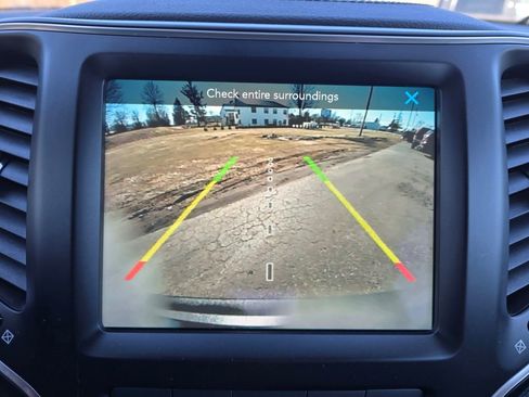 Used 2021 Jeep Cherokee Latitude Lux w/ Comfort/Convenience Group image 19