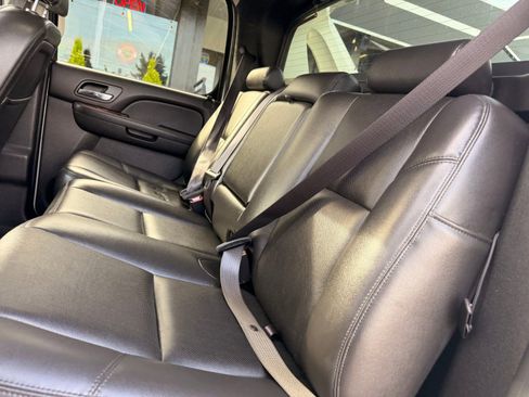 Used 2013 Chevrolet Avalanche LTZ image 10