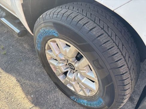 Used 2023 Nissan Frontier SV image 3