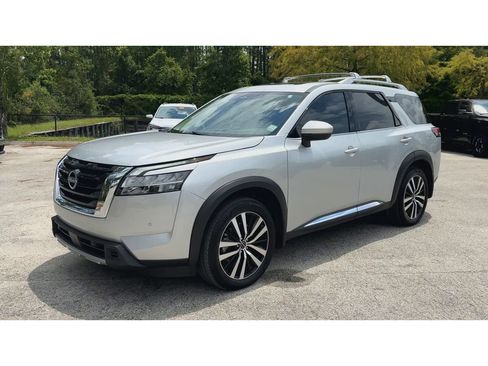 Used 2024 Nissan Pathfinder Platinum w/ Cargo Package FWD image 4