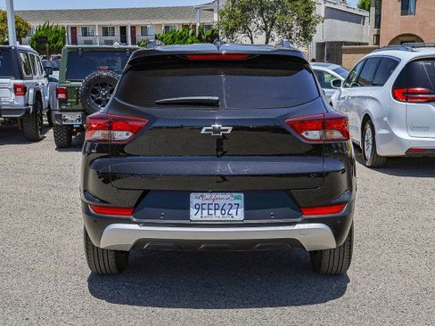 Used 2023 Chevrolet TrailBlazer LT w/ LPO, Blackout Package FWD image 5