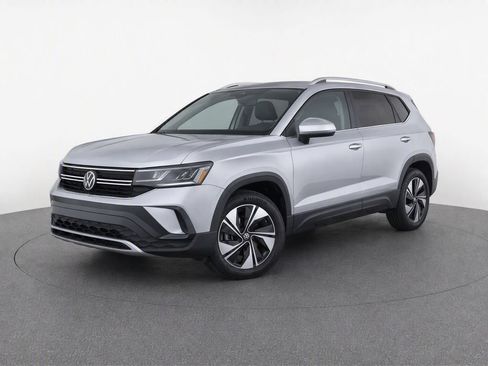 Used 2026 Volkswagen Taos SE AWD/4WD image 1