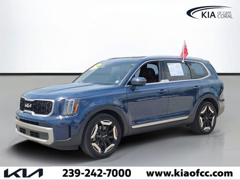 Certified 2023 Kia Telluride EX w/ EX Captain's Chair Package AWD/4WD image 3