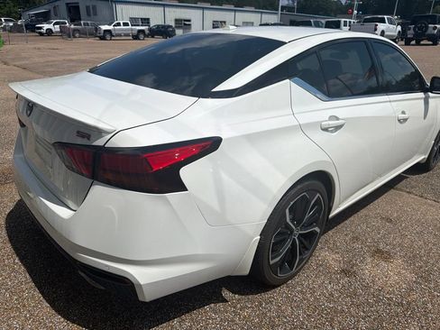 Used 2024 Nissan Altima 2.5 SR w/ SR Premium Package FWD image 3
