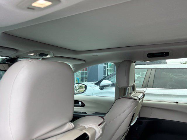 Used 2017 Chrysler Pacifica Limited FWD image 22