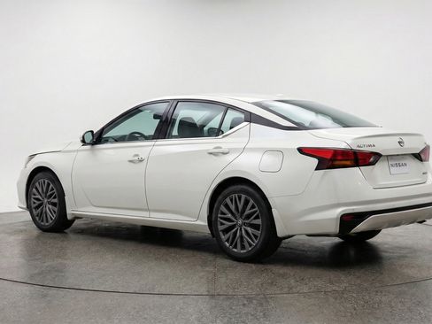 Used 2025 Nissan Altima 2.5 SV image 6