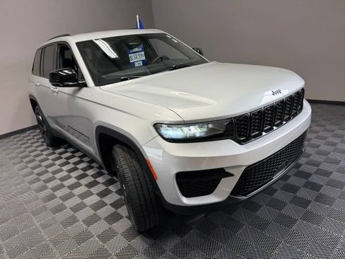 Used 2024 Jeep Grand Cherokee Altitude AWD/4WD image 2