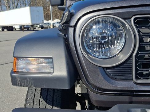 Used 2025 Jeep Gladiator Sport image 9