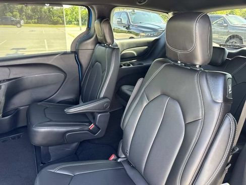New 2027 Chrysler Pacifica Select FWD image 10