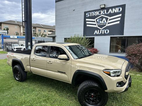 Used 2020 Toyota Tacoma TRD Off-Road w/ TRD Premium Off Road Package AWD/4WD image 2