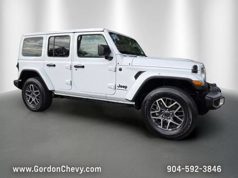 Used 2025 Jeep Wrangler Unlimited Sahara AWD/4WD image 8