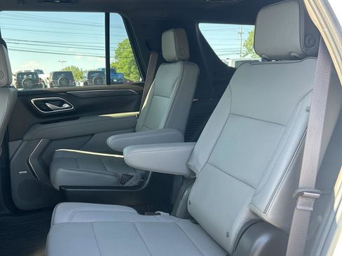 Used 2024 GMC Yukon SLT w/ SLT Luxury Package AWD/4WD image 7