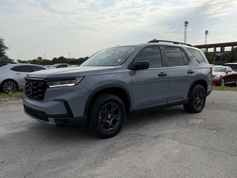 Used 2025 Honda Pilot TrailSport image 9