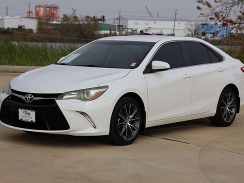 Used 2015 Toyota Camry XSE image 3