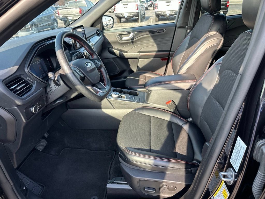 Certified 2025 Ford Escape ST-Line AWD/4WD image 12