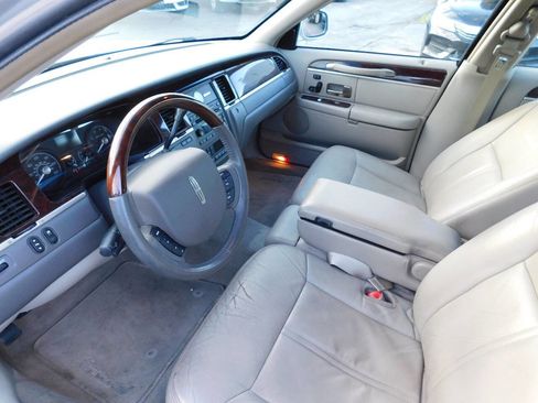 Used 2011 Lincoln Town Car Signature Limited w/ Continental Edition Pkg RWD image 21