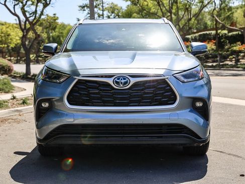 Used 2022 Toyota Highlander XLE FWD image 2