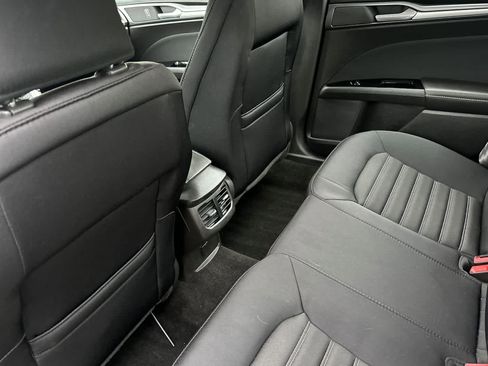 Used 2015 Ford Fusion SE image 4