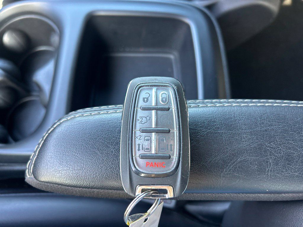 Used 2025 Chrysler Pacifica Select FWD image 18
