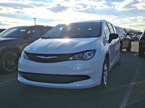 New 2026 Chrysler Voyager LX image 3