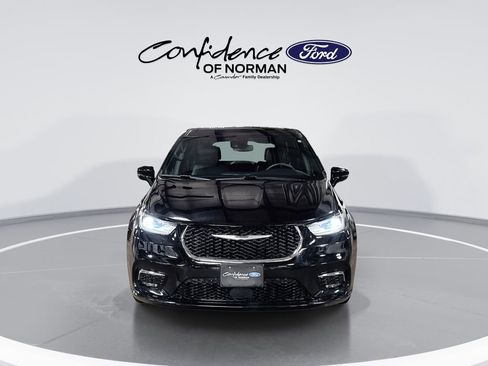 Used 2025 Chrysler Pacifica Select image 2