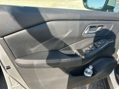 Used 2025 Nissan Rogue SV image 14