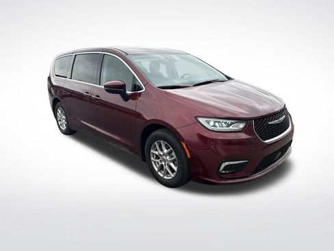 Used 2023 Chrysler Pacifica Touring-L FWD image 2