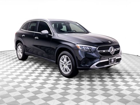 Used 2023 Mercedes-Benz GLC 300 4MATIC w/ Exclusive Trim Package image 7