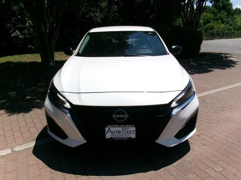 Used 2024 Nissan Altima 2.5 SV FWD image 2