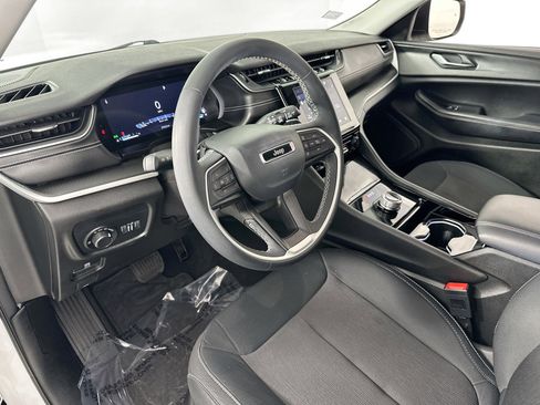 Used 2023 Jeep Grand Cherokee Laredo image 9