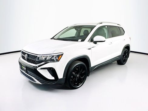 Used 2023 Volkswagen Taos SE w/ Black Wheel Package image 3