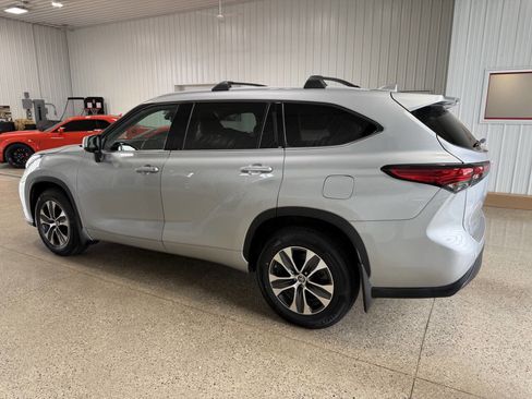 Used 2022 Toyota Highlander XLE AWD/4WD image 34