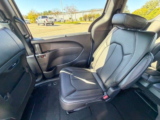 Used 2025 Chrysler Pacifica Select FWD image 22