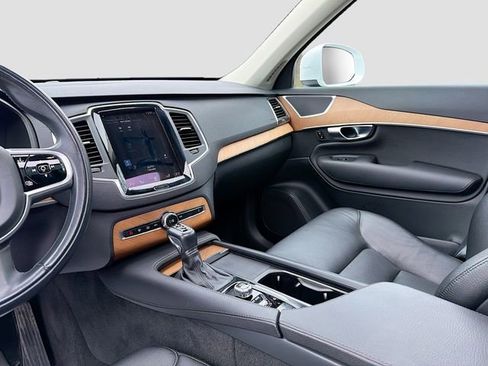 Used 2021 Volvo XC90 T6 Momentum w/ Climate Package image 25