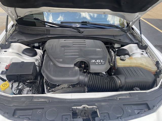 Used 2018 Chrysler 300 S AWD/4WD image 19