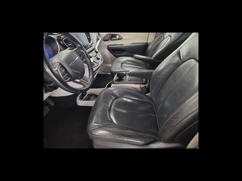Used 2018 Chrysler Pacifica Touring-L Plus FWD image 11