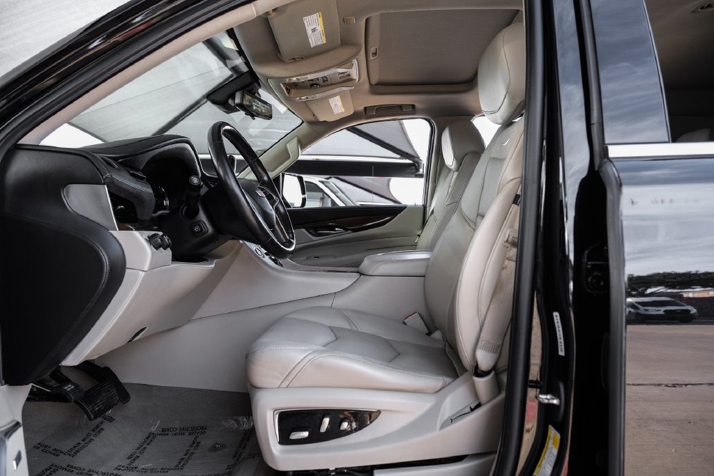Used 2019 Cadillac Escalade ESV Luxury AWD/4WD image 3