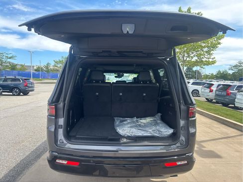 Used 2025 Jeep Wagoneer L Series II w/ Premium Group I AWD/4WD image 12